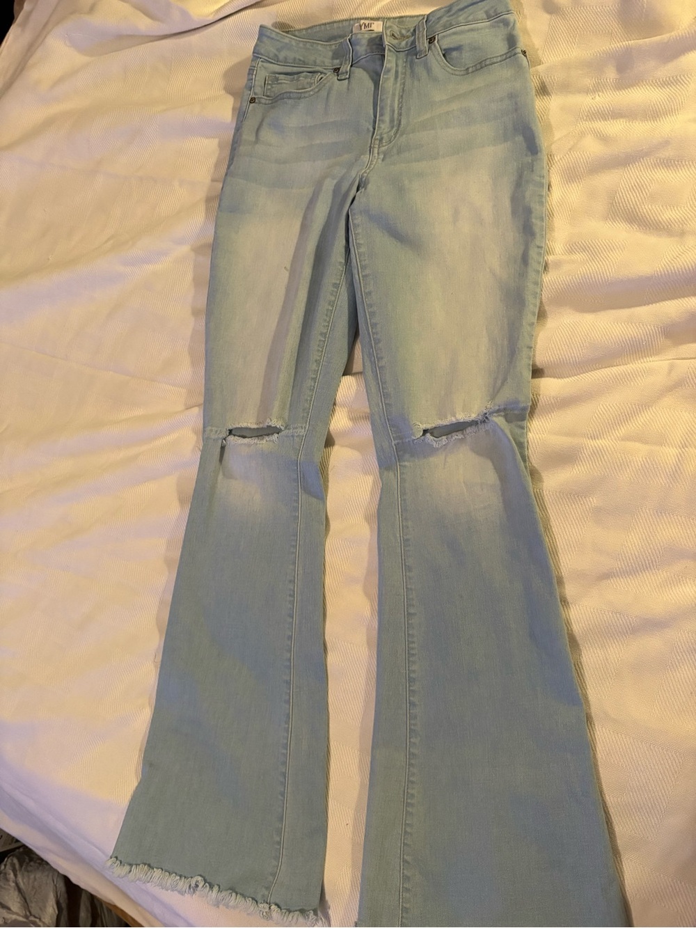YMI whitewash Flared Women's Jeans with Knee Rip